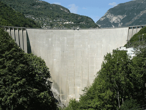 Saut à l'élastique - barrage du Val de Verzasca