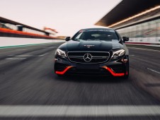 Conduzir um Mercedes AMG E53 1 volta + 1 volta em co-piloto