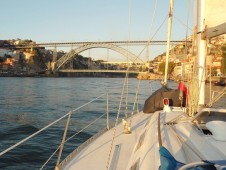 Excursion en voilier au coucher du soleil sur le fleuve Douro avec une boisson de bienvenue pour 2 personnes