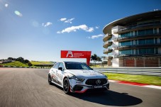 Conduzir um Mercedes AMG CLA45 4 voltas + 1 volta em co-piloto